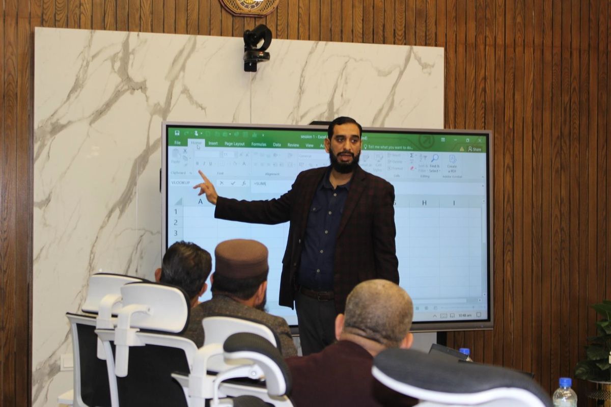 Saad Zubair Vohra teaching an Excel session